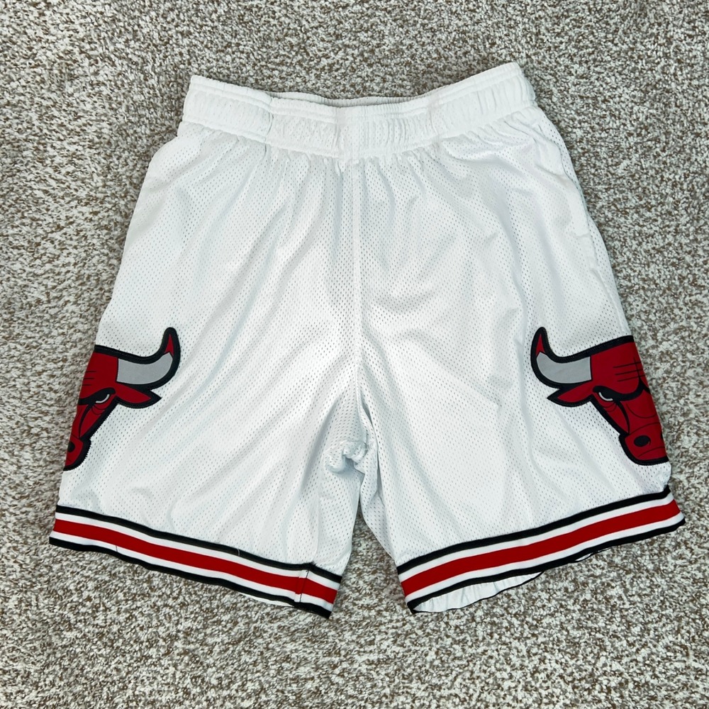 Chicago Bulls Shorts Mens Medium White NBA Basketball Mesh Athletic Logo Gym